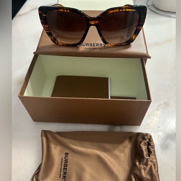 EUC - Burberry Sunglasses; Full inclusion BE4366 - Picture 2 of 8